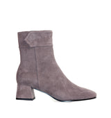 Botín tacón bajo en ante gris