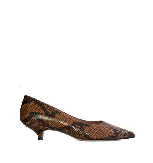 Salón kitten-heel en grabado serpiente