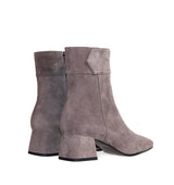 Botín tacón bajo en ante gris