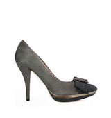 Salón de plataforma con lazo en ante gris