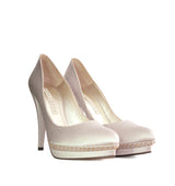 Salón plataforma con tachas en raso taupe