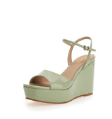 Cuña media en charol verde-agua