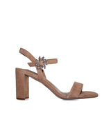 Sandalia con hebilla de cristal en ante camel