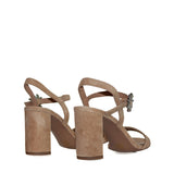 Sandalia con hebilla de cristal en ante camel