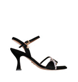 Sandalia de ante color negr con tira al empeine y tiras anudadas de cristal– vista lateral