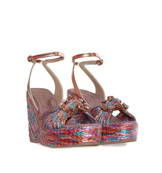 Cuña alta en rafia multicolor con adorno y pulsera