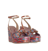 Cuña alta en rafia multicolor con adorno y pulsera