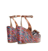 Cuña alta en rafia multicolor con adorno y pulsera