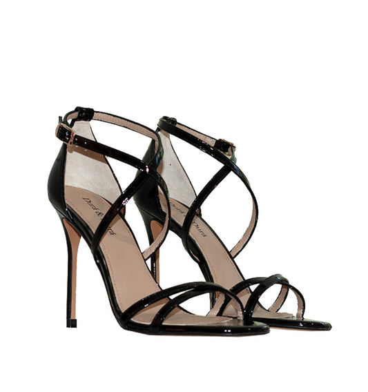 Sandalia de charol color negro con tiras cruzadas – vista lateral