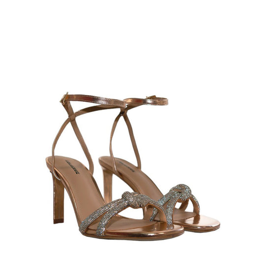 Sandalia de piel color cobre con talón cerrado y tiras anudadas de cristal– vista lateral