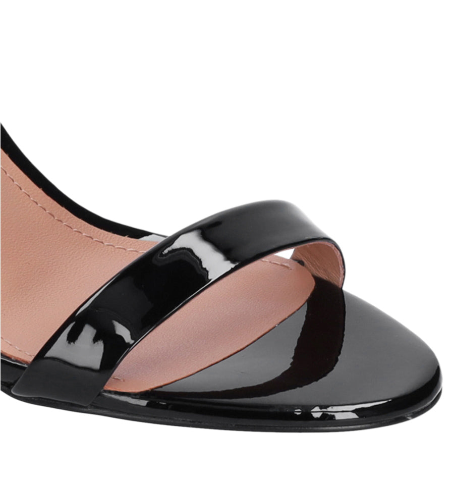 LOTUS Sandalia tacón fino en charol negro