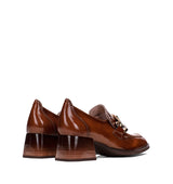 Mocasín con adorno en charol cuero