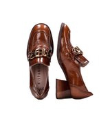 Mocasín con adorno en charol cuero