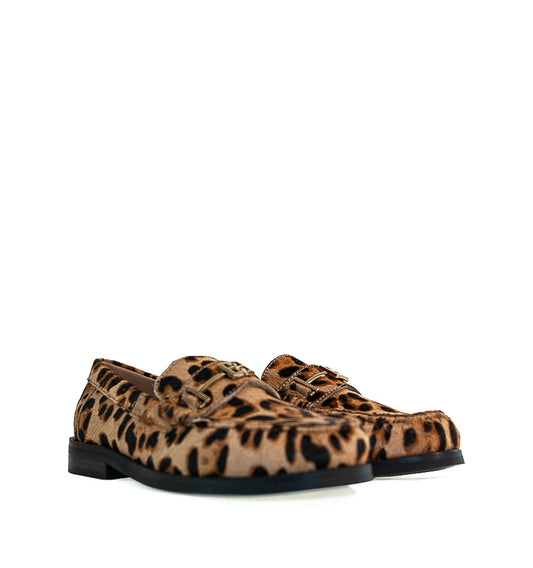 TINA Mocasín adorno metal en pony leopardo