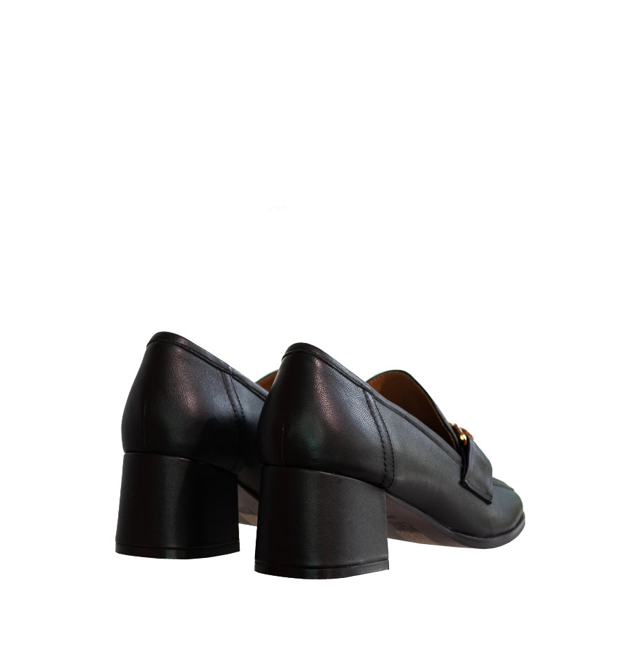 Mocasín con adorno metálico en piel negro