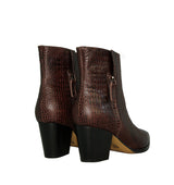 Botín medio tipo cowboy en piel grabada marron