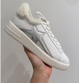 Sneakers con borreguito y estrella en blanco