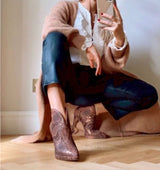 Botín escote "V" con plataforma en piel grabada marron