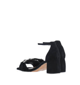 Sandalia con pulsera y estribo en negro