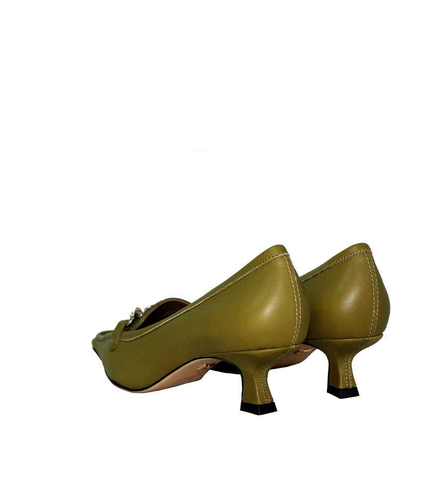 Mocasín con cadena combi piel/pony en verde-oliva