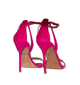 Vista desde atrás Tacón alto forrado – sandalia de piel Durá & Durá
Detalle de la pulsera Detalle de pulsera al tobillo en ante fuxia