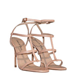 Detalle de pulsera al tobillo en piel color Nude