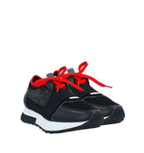 Sneaker con cristal negro y cordón rojo