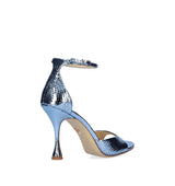 Sandalia alta con talón y pulsera en azul-j