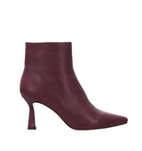 Botín liso con puntera y tacón fino en piel burdeos