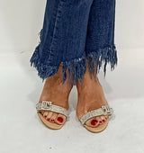 Sandalia con pulsera y tira de cristal en beis