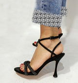 Sandalia alta con nudo de cristal en negro