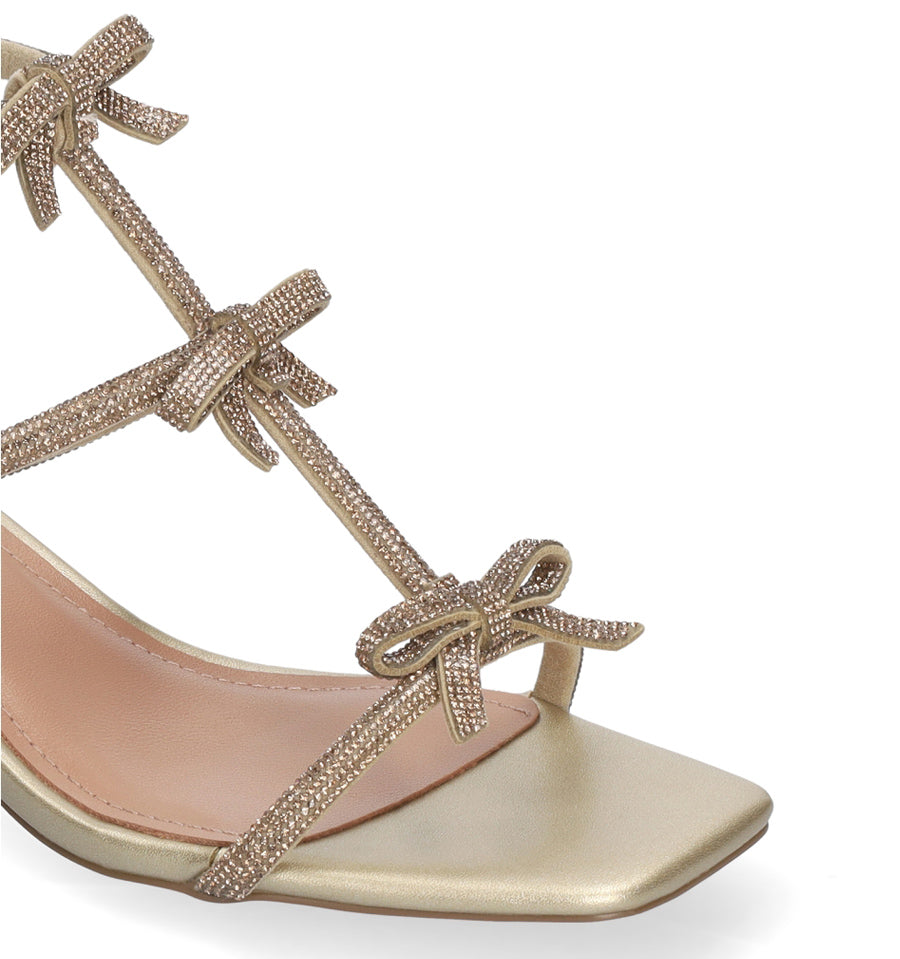 ABBY Sandalia cristal lacitos en oro