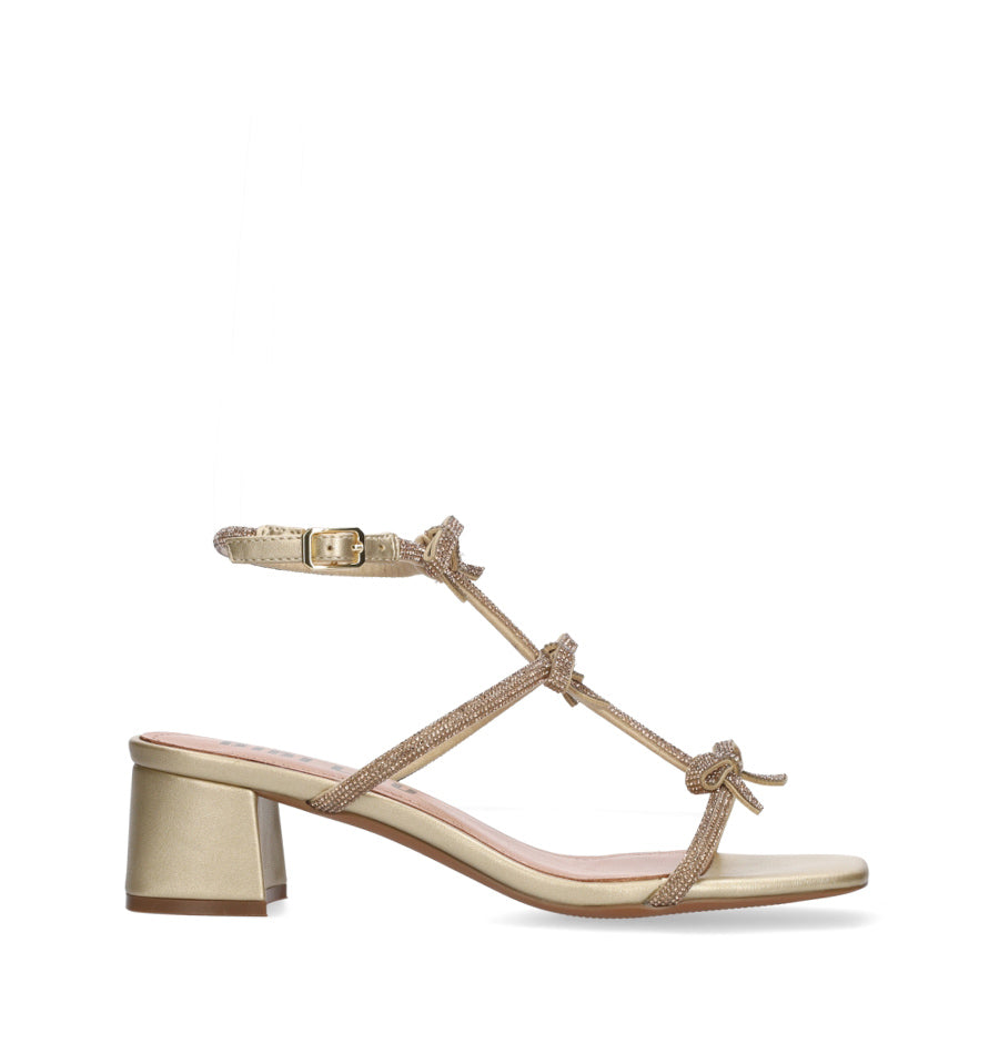 ABBY Sandalia cristal lacitos en oro
