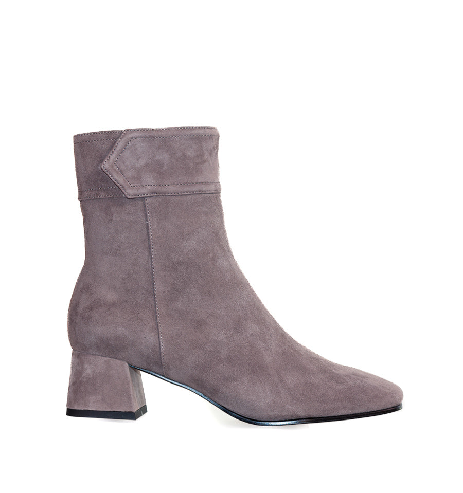 Botín tacón bajo en ante gris