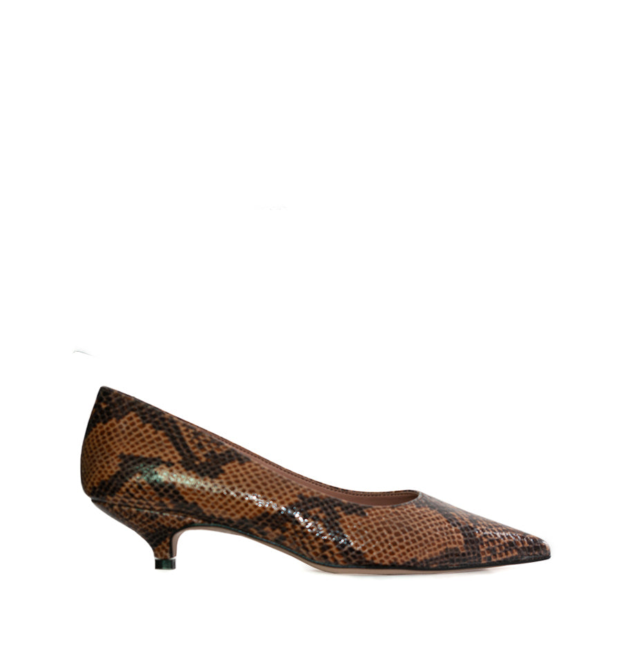 Salón kitten-heel en grabado serpiente