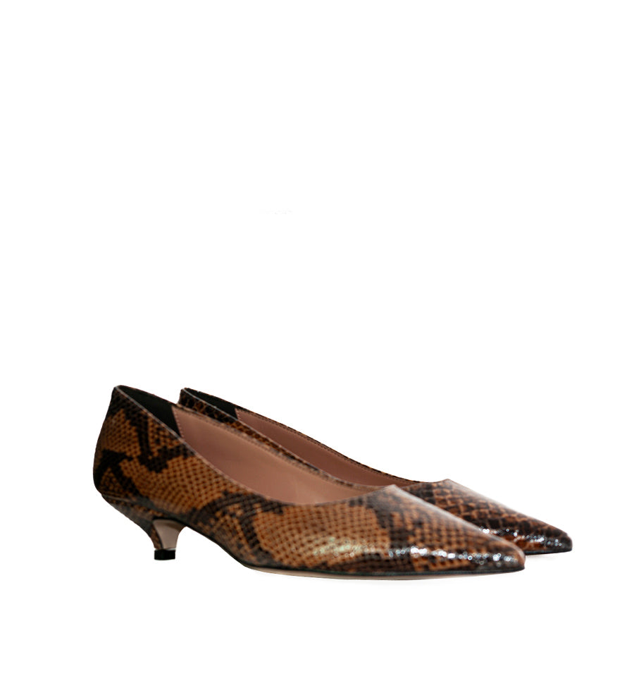 Salón kitten-heel en grabado serpiente