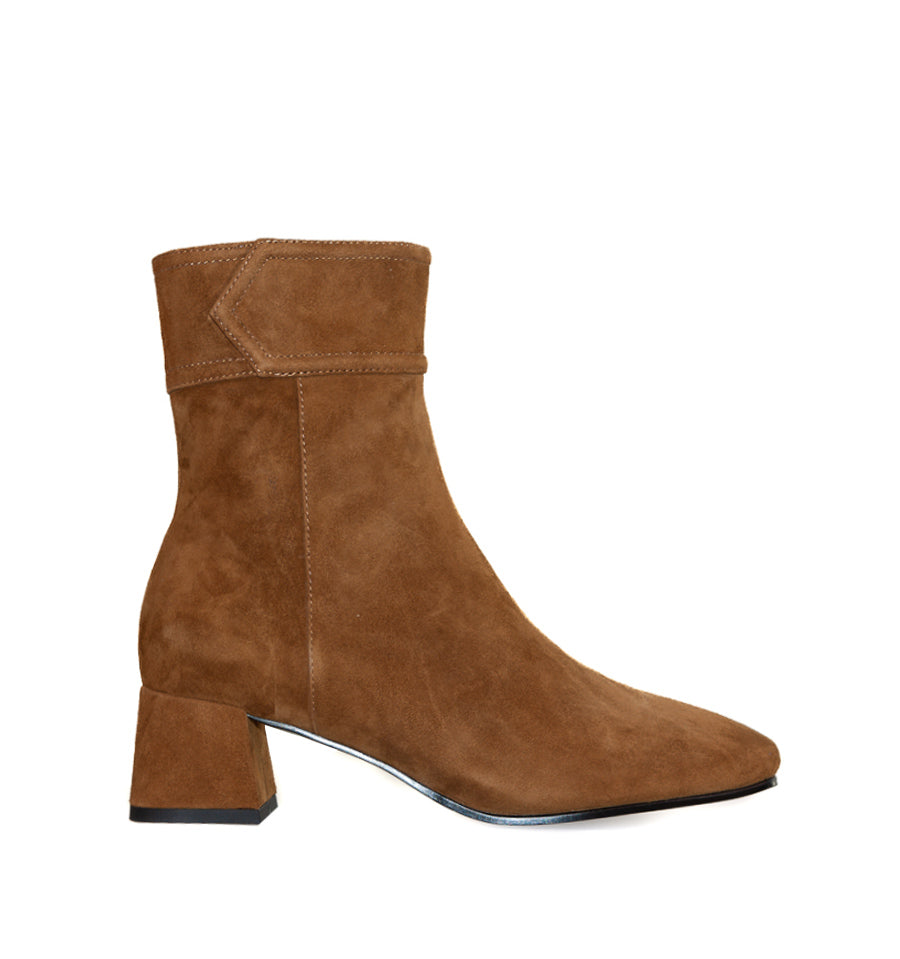 Botín tacón bajo en ante cuero