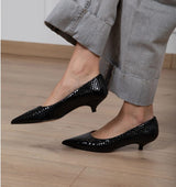 Salón kitten-heel en grabado negro