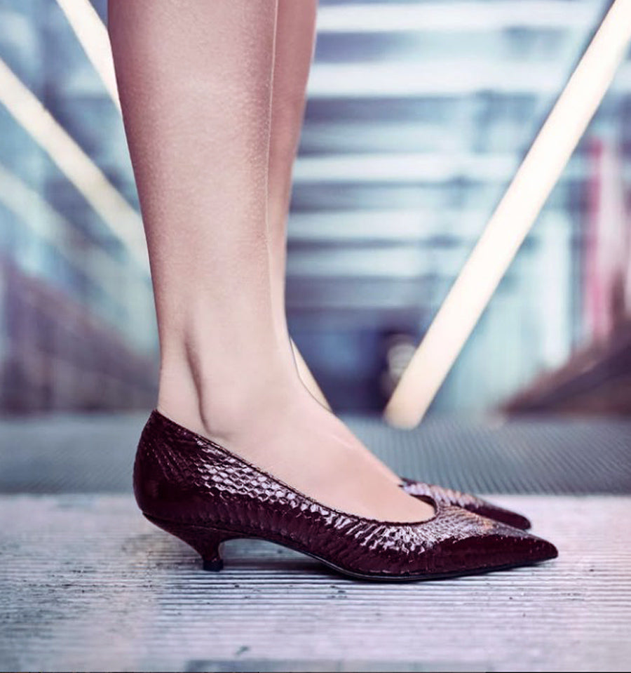 Salón kitten-heel en grabado burdeos