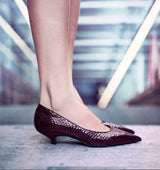 Salón kitten-heel en grabado burdeos