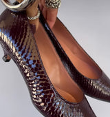 Salón kitten-heel en grabado burdeos