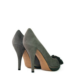 Salón de plataforma con lazo en ante gris