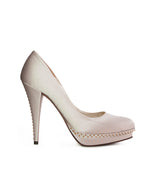 Salón plataforma con tachas en raso taupe