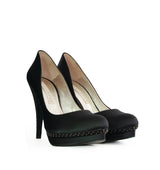 Salón plataforma con tachas en raso negro