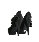 Salón plataforma con lazo lateral en raso negro