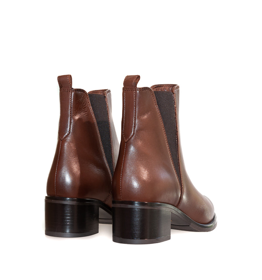 Botín chelsea en piel marron