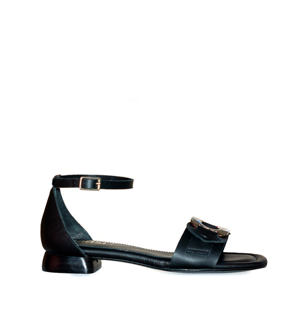 Sandalia baja talón con adorno en piel negro