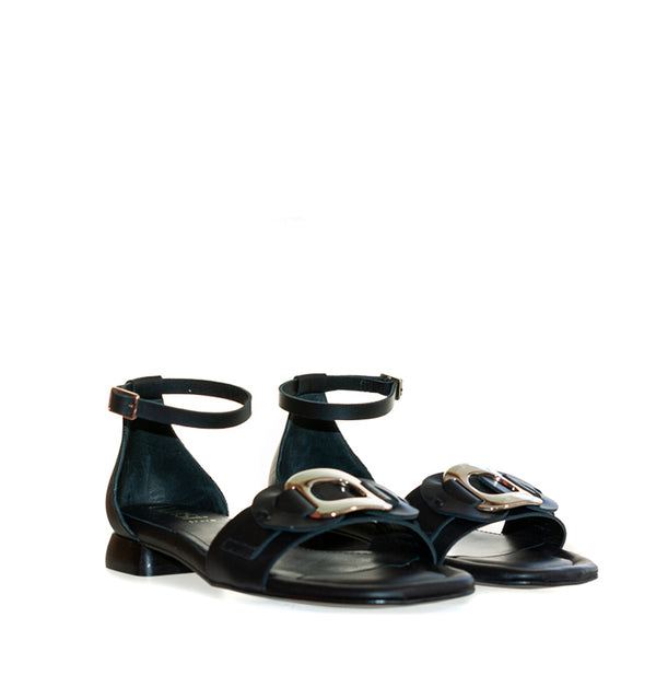 Sandalia baja talón con adorno en piel negro