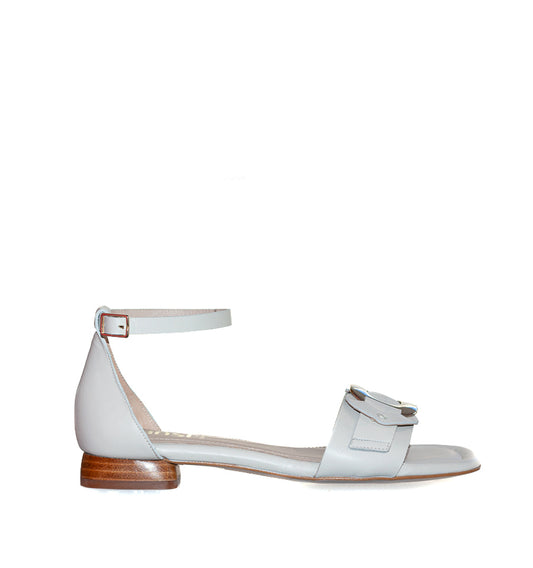 H6381 - Sandalia baja talón con adorno en blanco-hueso
