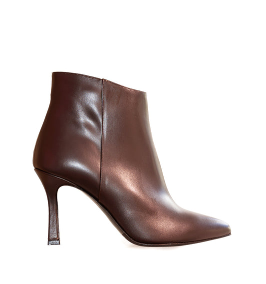 Botín asimétrico de tacón fino en piel marron
